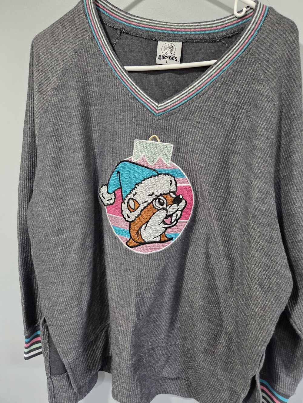 Buc-ee’s Women's Size Large Gray Knit Pullover V Neck Sweater Christmas Holiday